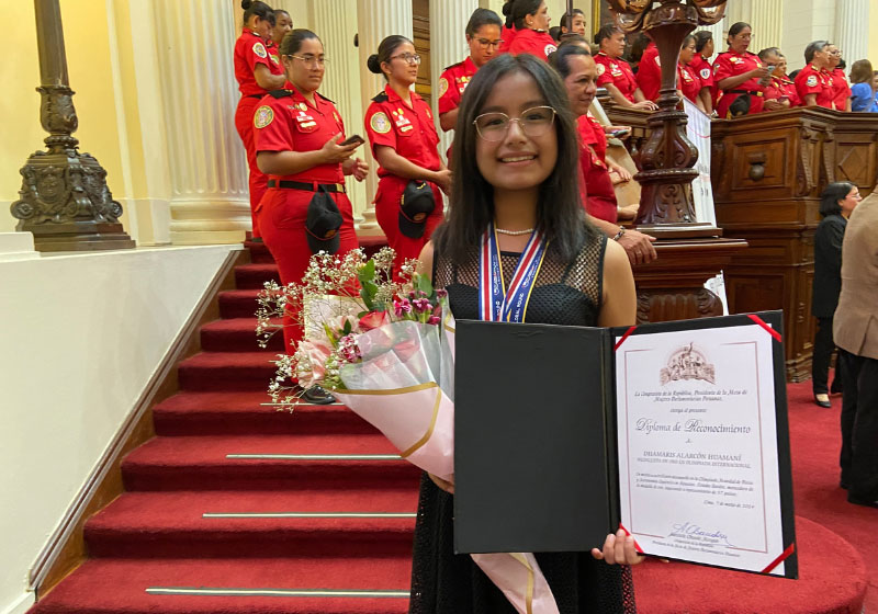 Estudiante de Saco Oliveros recibe el reconocimiento ‘Mujer Líder 2024’ del Congreso de la República