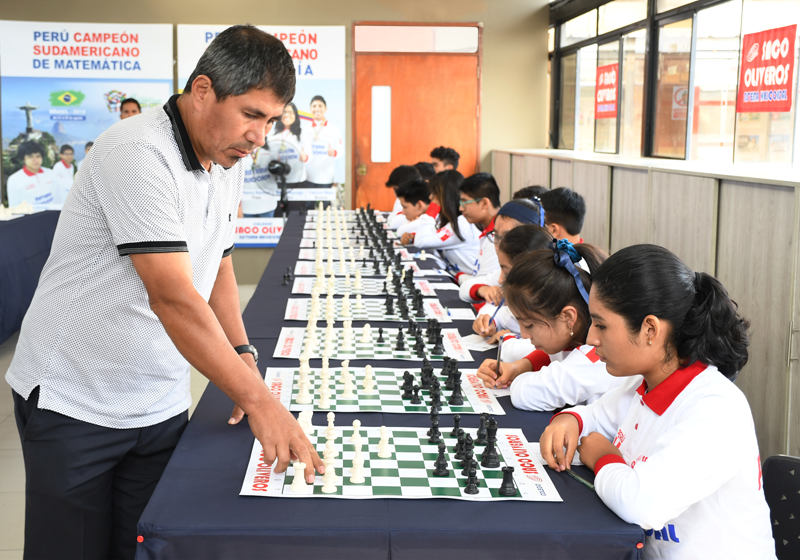 Julio Granda potencia entrenamiento de campeones escolares de ajedrez