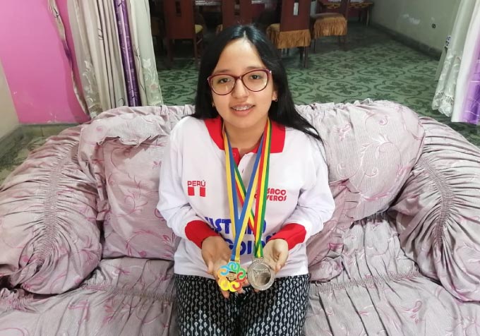 Escolar peruana gana su segunda medalla de oro en olimpiada mundial de matemática